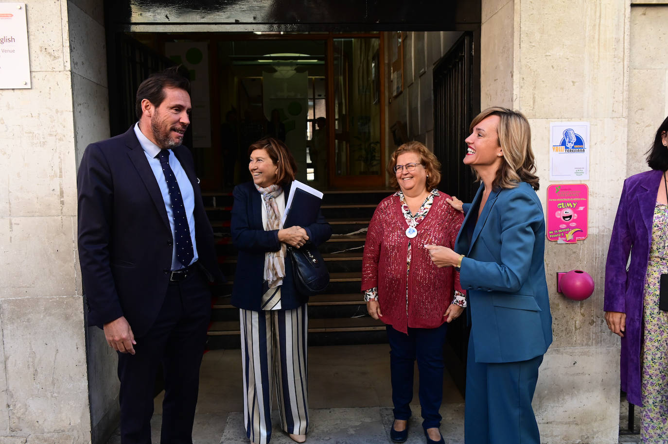 Fotos: La ministra de Educación participa en un programa de radio en las Teresianas, Valladolid