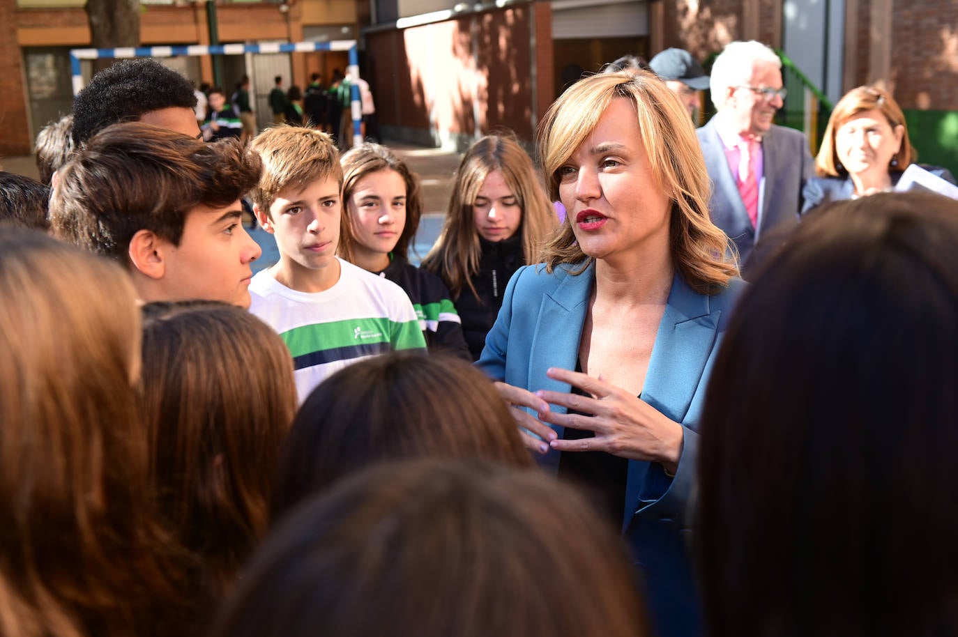 Fotos: La ministra de Educación participa en un programa de radio en las Teresianas, Valladolid