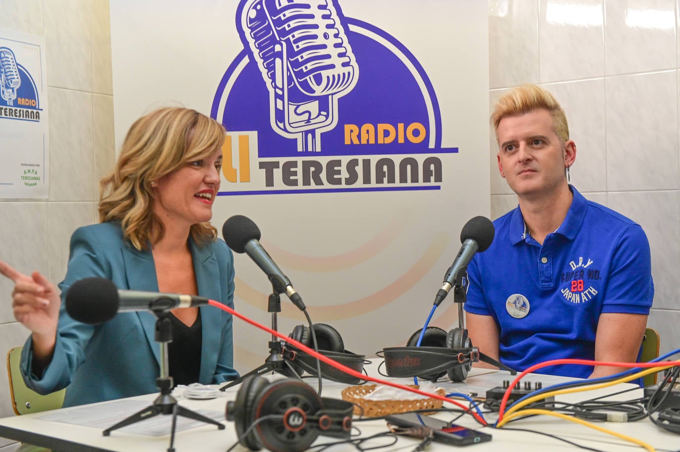 Fotos: La ministra de Educación participa en un programa de radio en las Teresianas, Valladolid