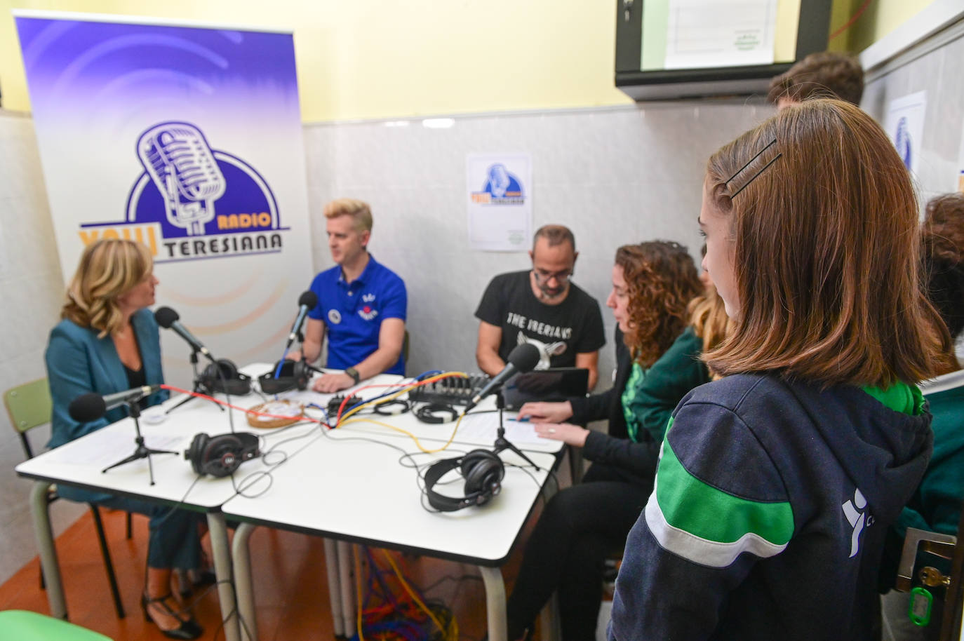 Fotos: La ministra de Educación participa en un programa de radio en las Teresianas, Valladolid