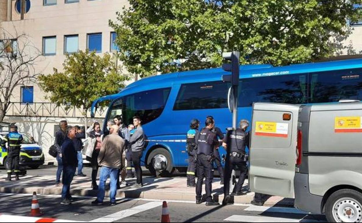 El vehículo implicado, frente a la sede de la EOI. 