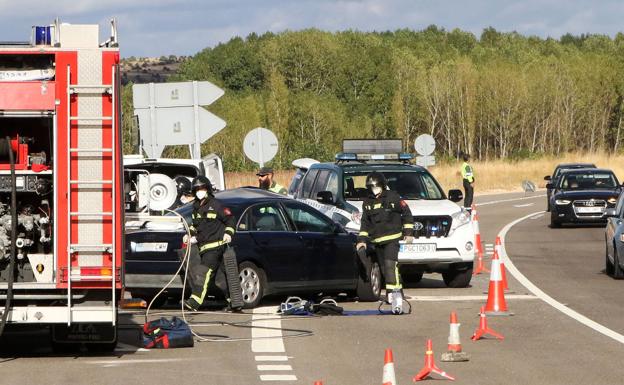 Dos fallecidos en un accidente de tráfico entre un turismo y un camión en Cantalejo