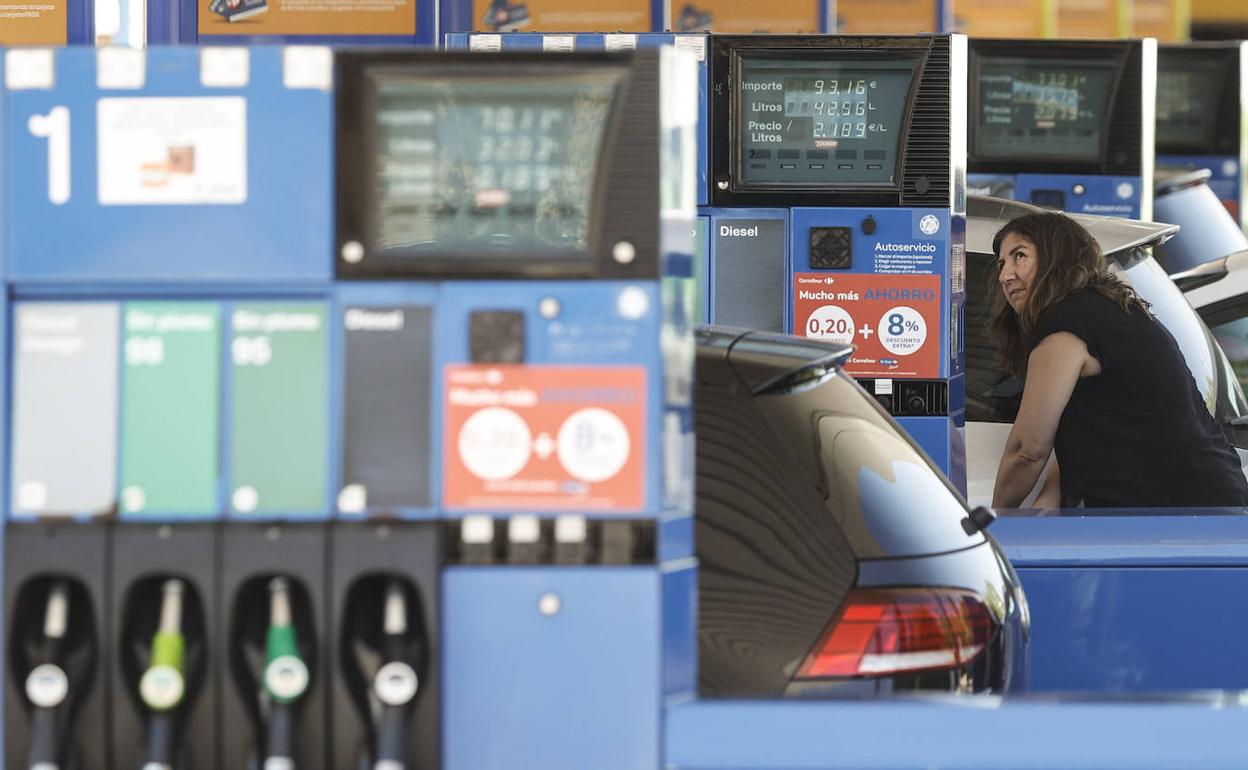 Una conductora llena el depósito de su vehículo en una gasolinera. 