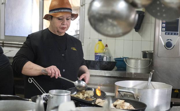Gloria Martín prepara unas setas en su restaurante El Empalme de Rionegro del Puente. 