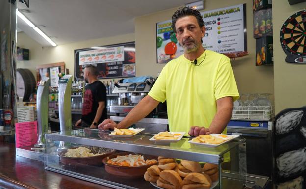 Eladio Rodríguez y las tapas gratis que cocina cada día para sus clientes 