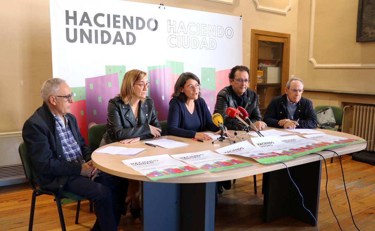 Miembros de los partidos que concurrirán de forma conjunta a las elecciones, durante la presentación del acto de inicio de su proceso asambleario. 