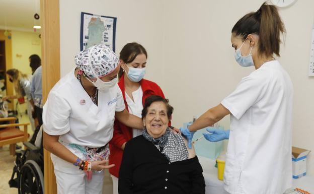 Sanidad vacuna en cuatro días a 8.467 mayores y trabajadores con la cuarta dosis en la región