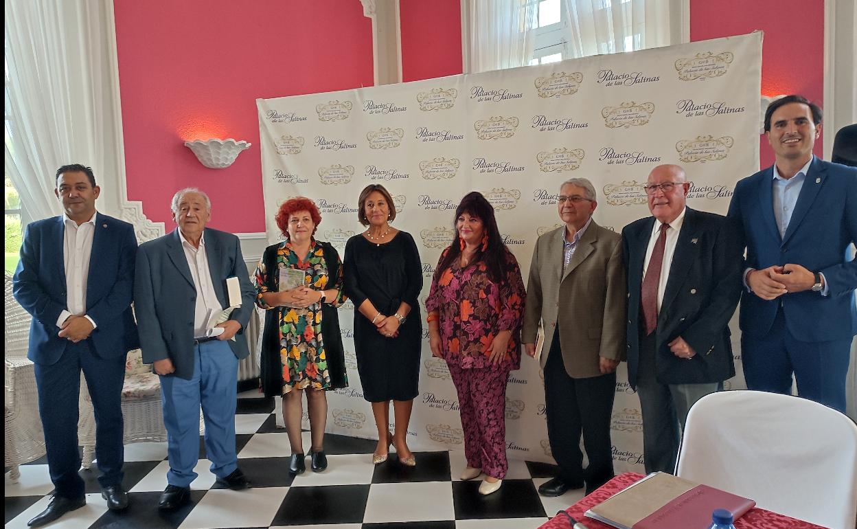 De izquierda a derecha: Luis Miguel Muñumer, alcalde de Fresno el Viejo; Luis García, primer premio de poesía; Maria Gloria Castillo, segundo premio de relato; Beatriz Saa Hermida, directora del Balneario del Palacio de las Salinas; Pilar Guijarro, primer premio de relatos; José Luis Cea, segundo premio de poesía; Alfonso Hernández como presidente de `Fuentes de la Edad' y Guzmán Gómez Alonso, alcalde de Medina del Campo.