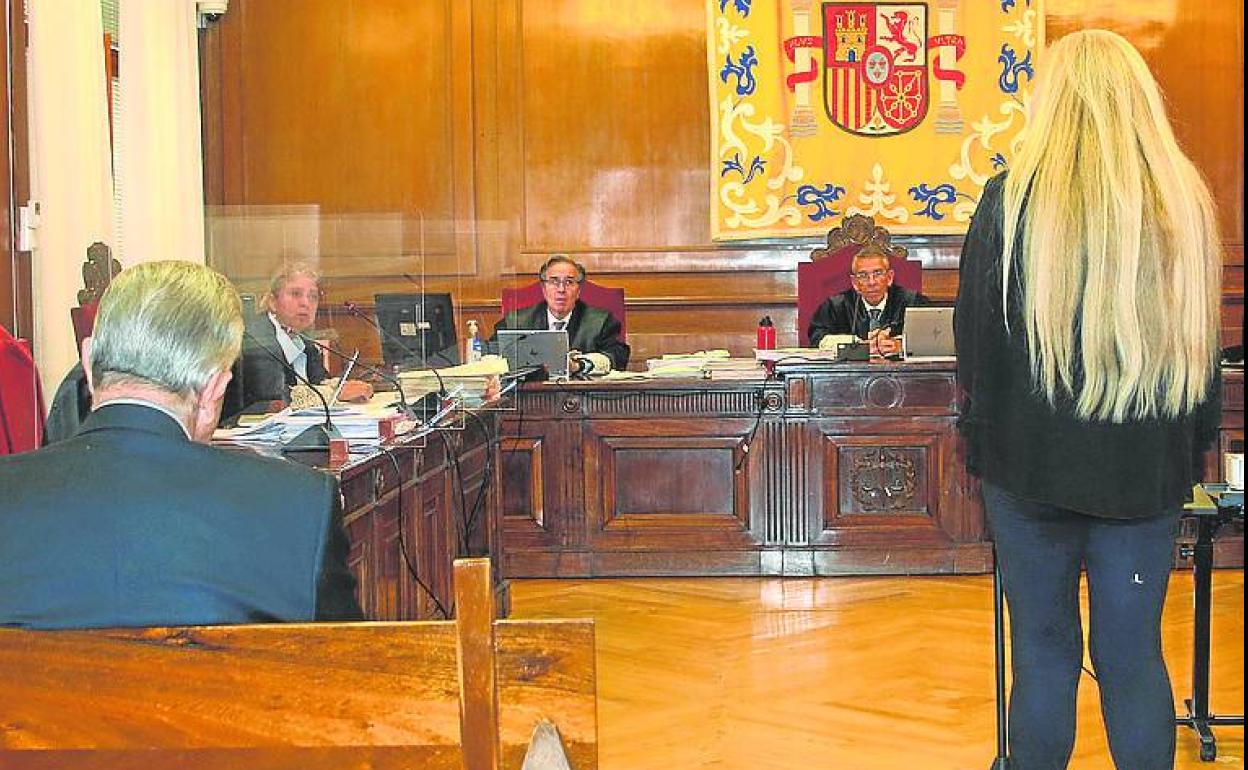 Una testigo declara en la Audiencia Provincial. 