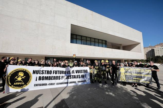 Fotos: Concentración de los bomberos forestales en Valladolid para exigir un «operativo permanente»