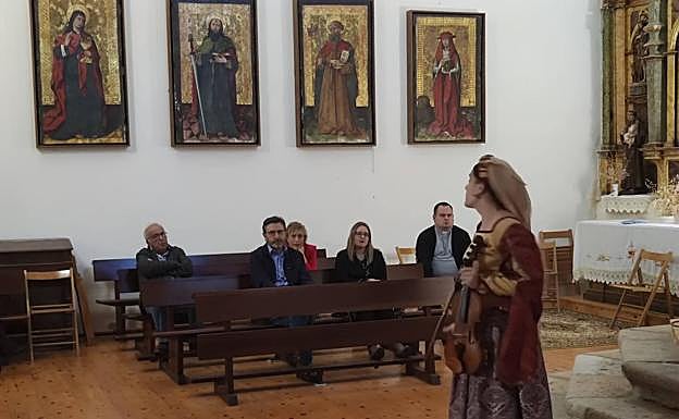 La violinista Águeda Sastre, tras finalizar una de sus intervenciones en la ruta musicalizada 