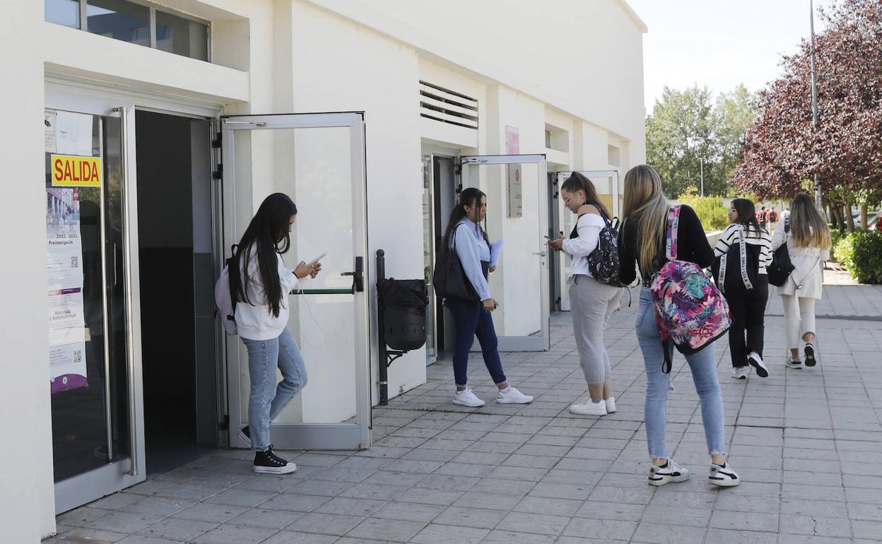 Un grupo de alumnas sale del Aulario de La Yutera en estos primeros días del curso. 