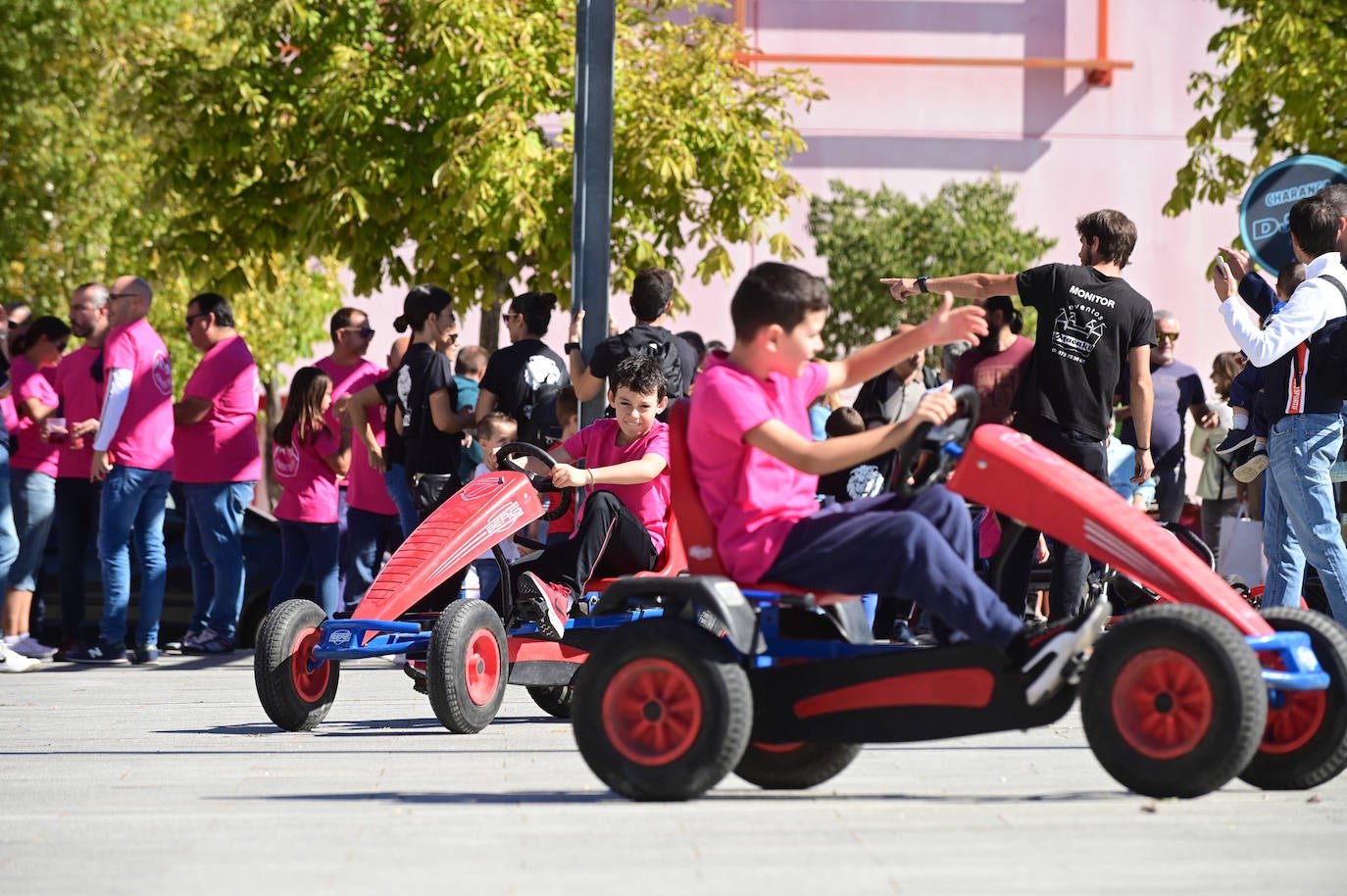 Los más jóvenes del barrio disfrutan con los karts a pedales instalados en la plaza Everest. 