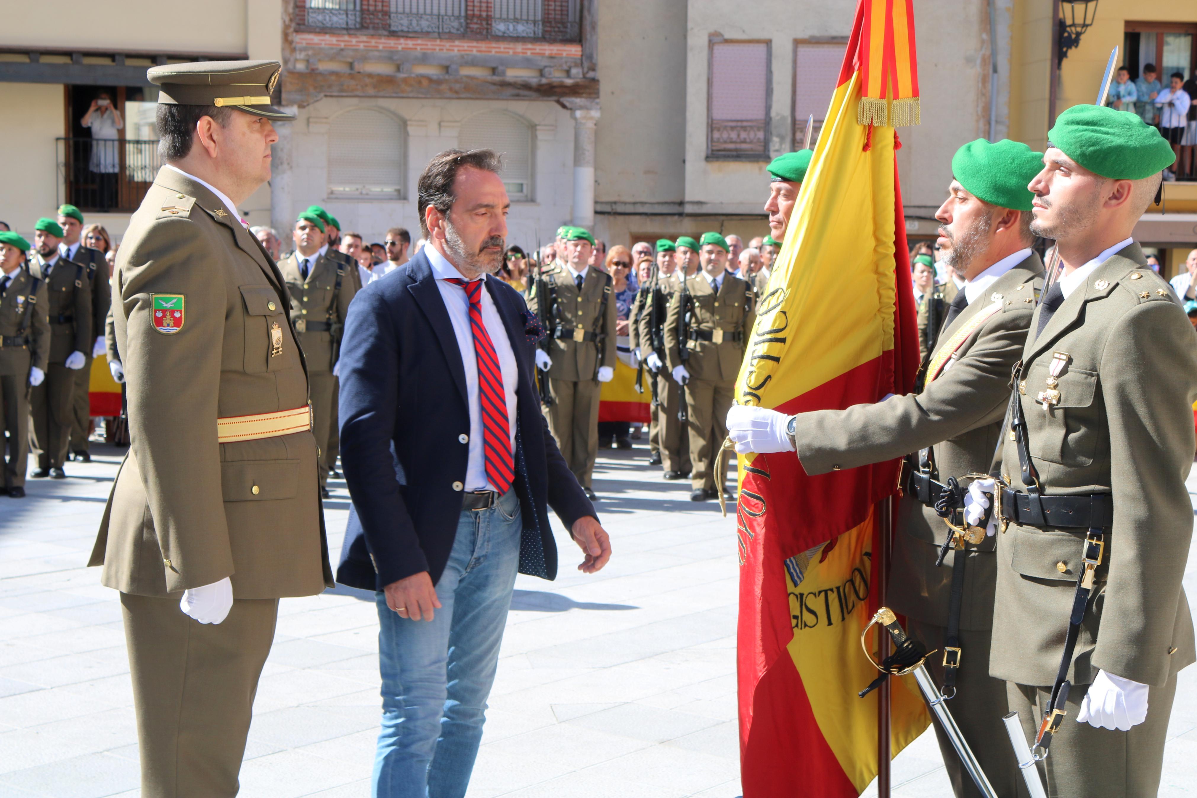 Alrededor de ochenta personas juran ante la Enseña Nacional