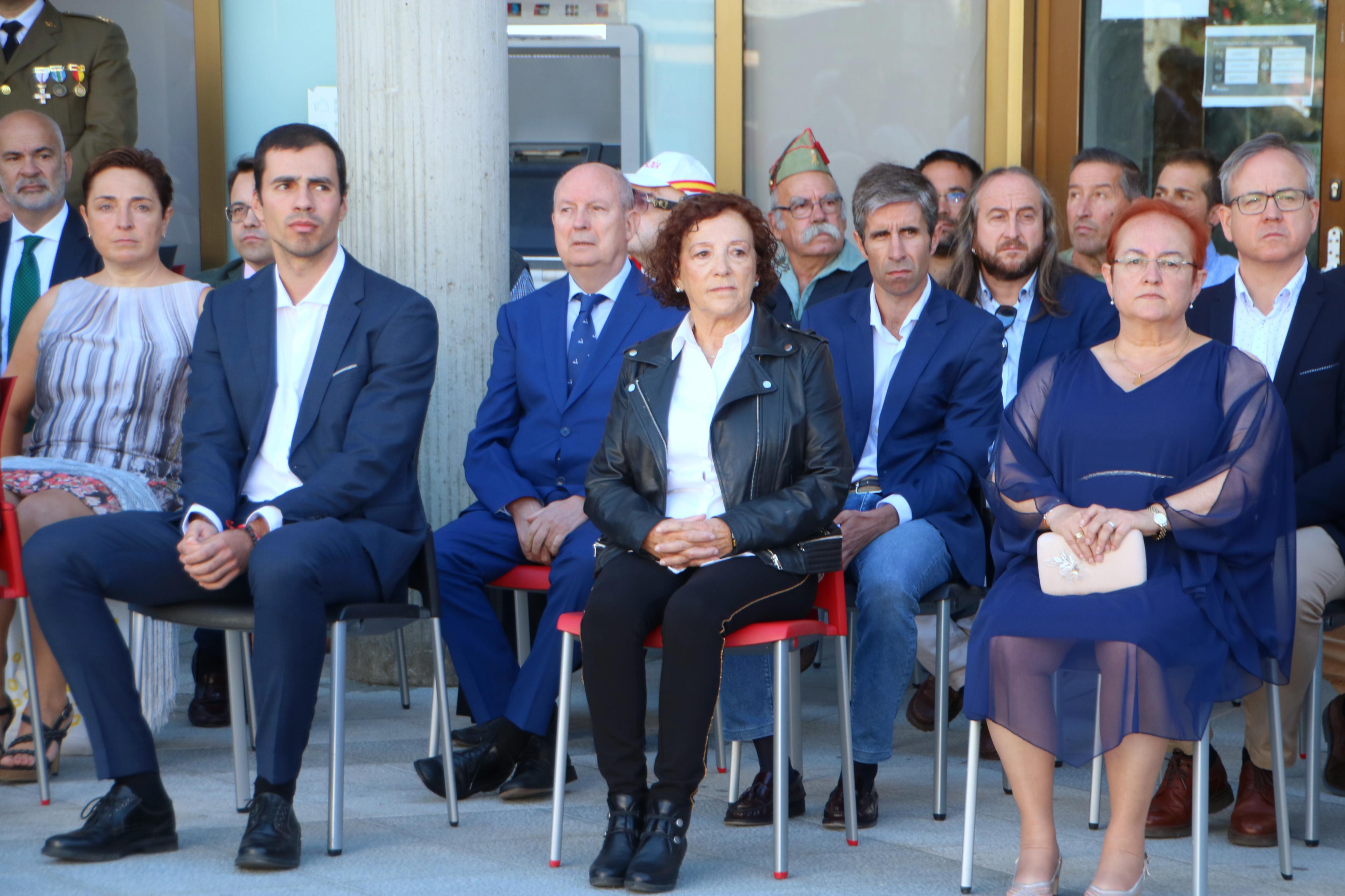 Alrededor de ochenta personas juran ante la Enseña Nacional