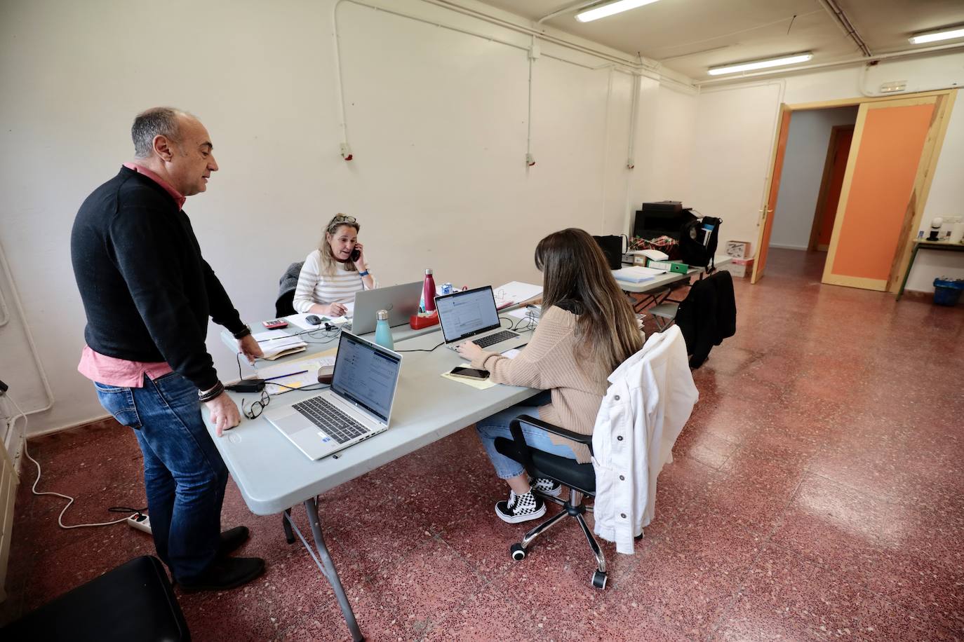 El jefe de producción charla con dos empleadas, en el colegio Rosa Chacel.