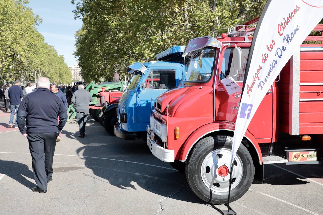 Algunos de los asistentes al Valladolid Motor Vintage paseando por la Acera de Recoletos