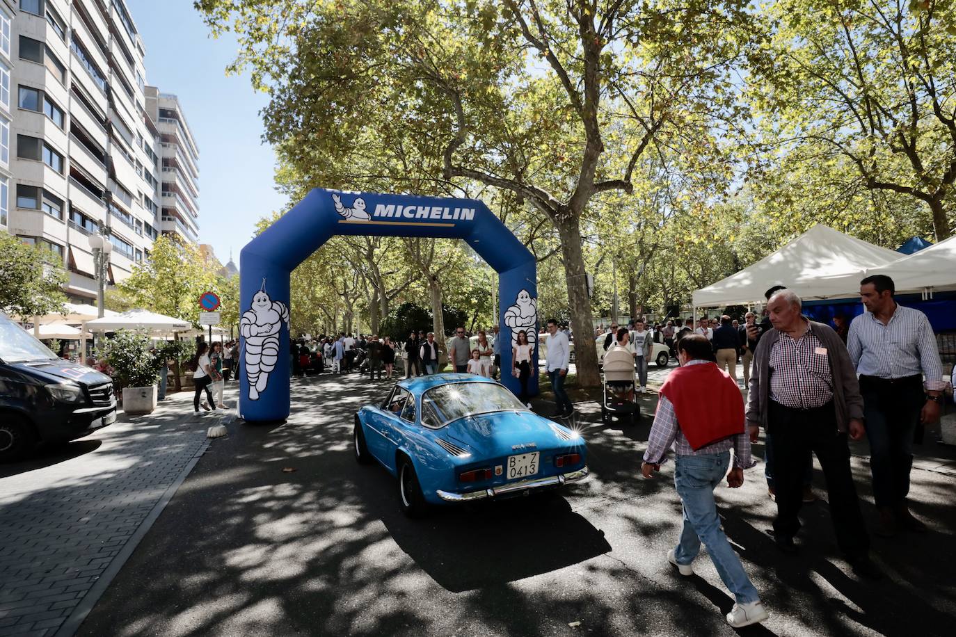 Algunos de los asistentes al Valladolid Motor Vintage paseando por la Acera de Recoletos