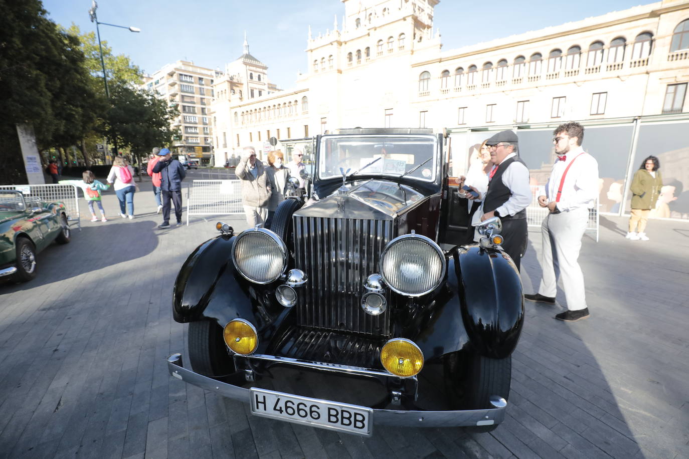 Algunos de los asistentes al Valladolid Motor Vintage paseando por la Acera de Recoletos