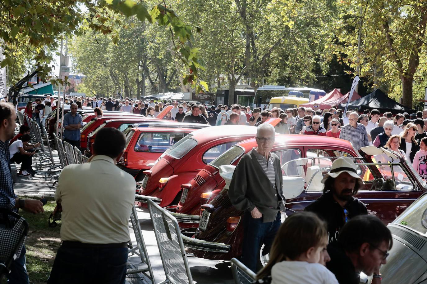 Algunos de los asistentes al Valladolid Motor Vintage paseando por la Acera de Recoletos