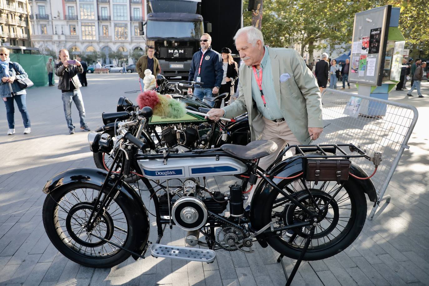 Algunos de los asistentes al Valladolid Motor Vintage paseando por la Acera de Recoletos