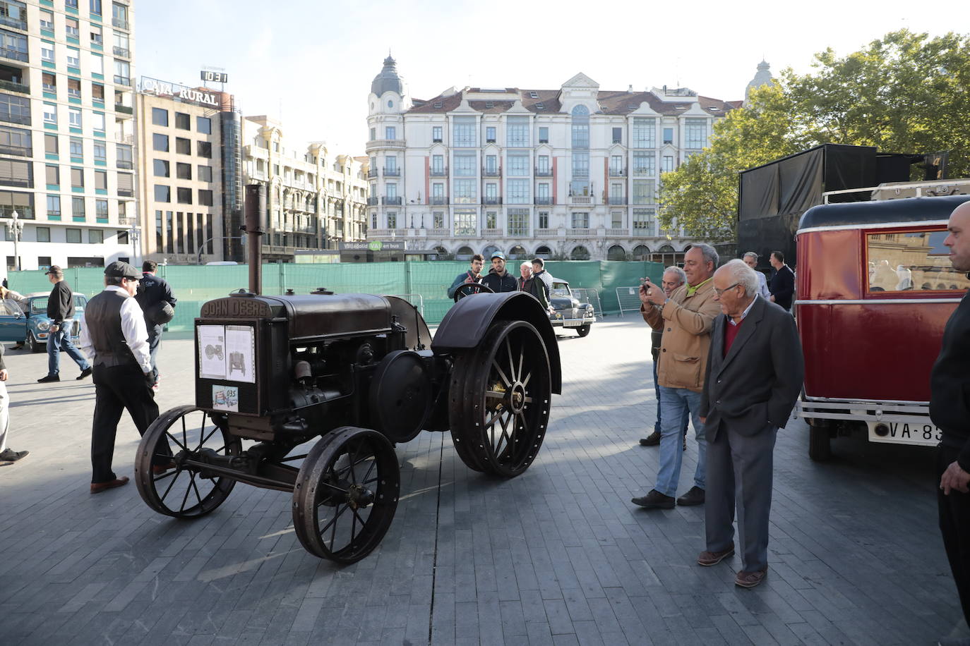 Algunos de los asistentes al Valladolid Motor Vintage paseando por la Acera de Recoletos