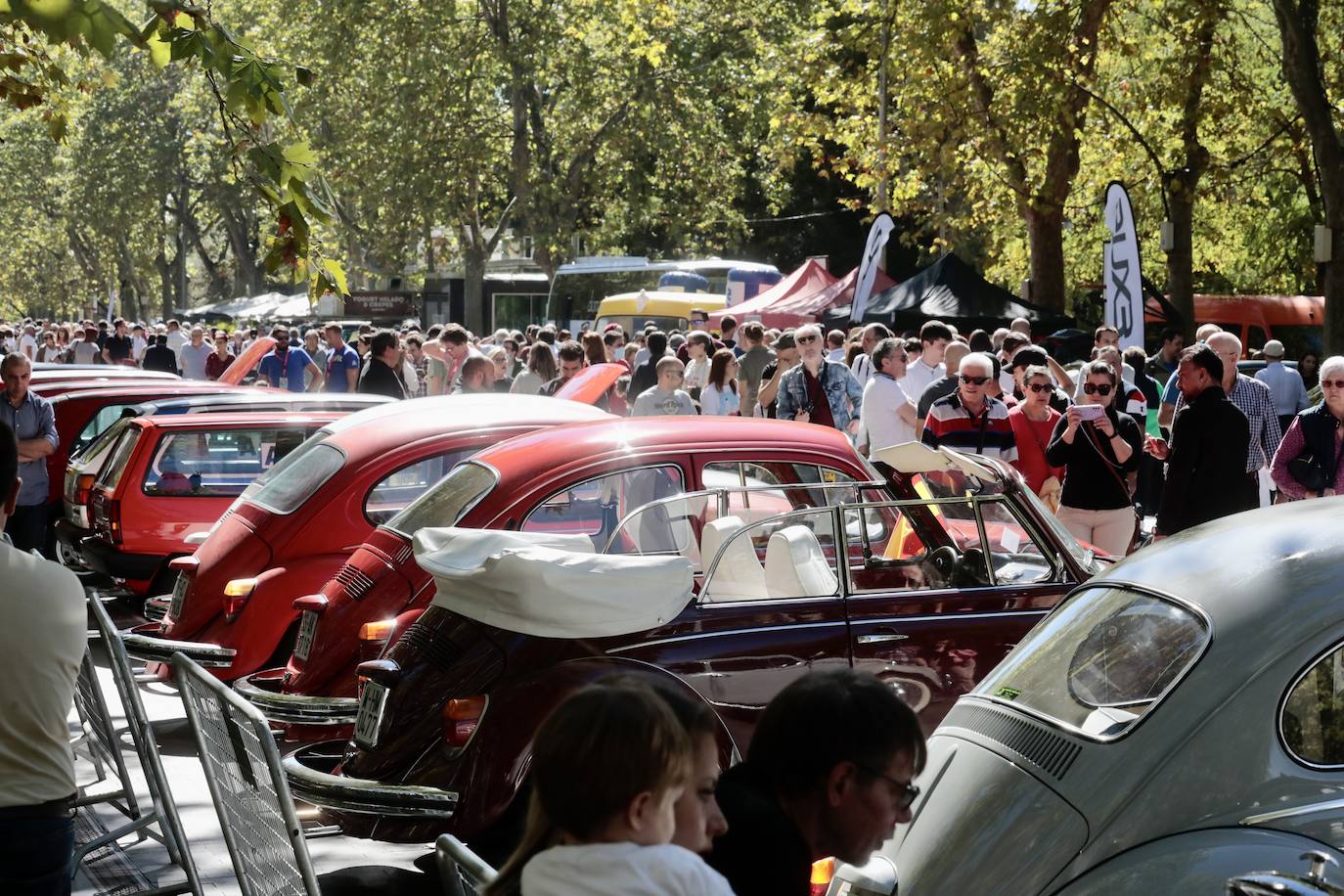 Algunos de los asistentes al Valladolid Motor Vintage paseando por la Acera de Recoletos