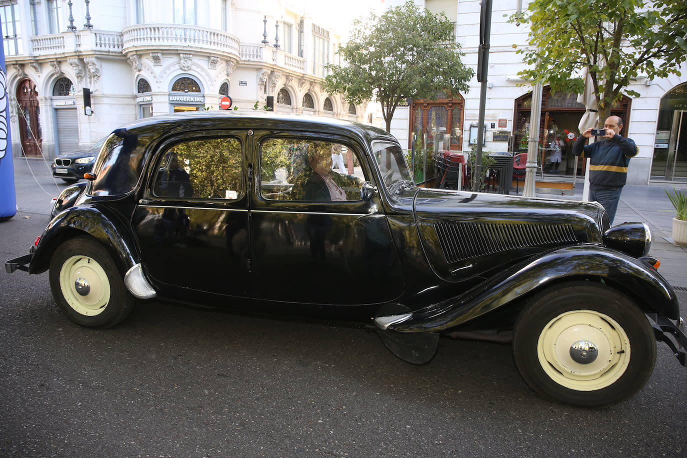 Fotos: Galería de fotos | Llegada de los participantes al Valladolid Motor Vintage 2/3