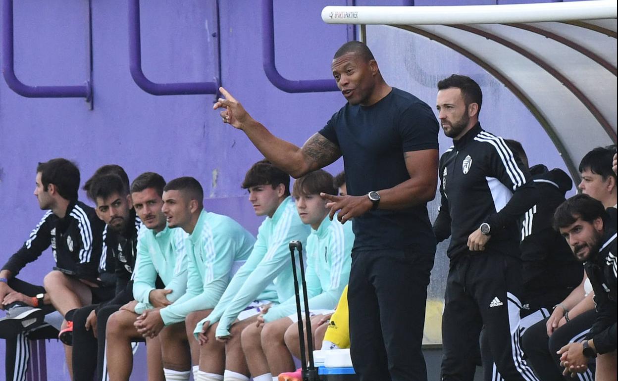 Julio Baptista da instrucciones desde la banda. 