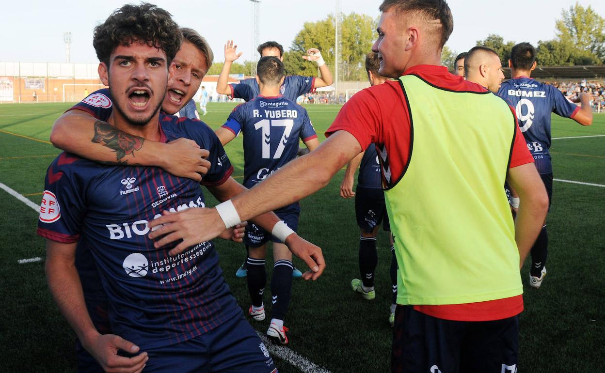 Ivo festeja el gol que dio el empate a la Segoviana en el minuto 90. 