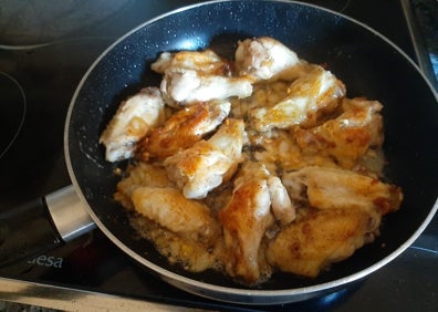 Imagen secundaria 1 - Receta de alitas de pollo al vino blanco