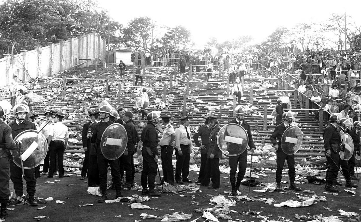 39 aficionados murieron en una avalancha humana en el estadio de Heysel durante la final de la Copa de Europa.