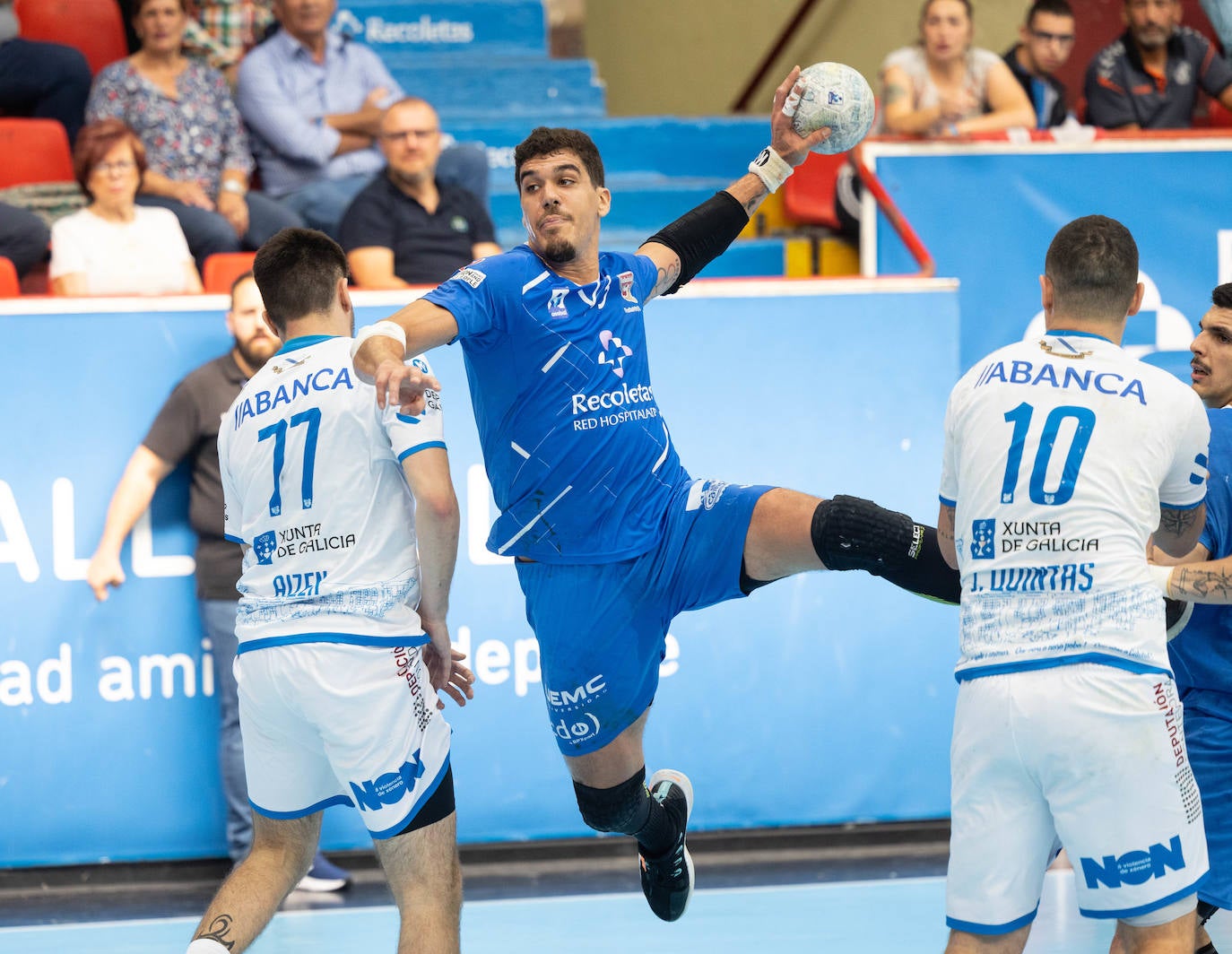 De Toledo se dispone a efectuar un lanzamiento durante el partido ante Cangas.