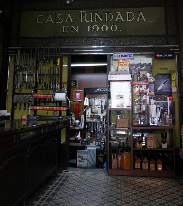 Interior del comercio de la calle Santiago, obra del arquitecto Ramón Pérez Lozana.