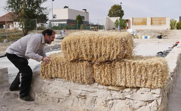 El arquitecto Luis Pastor en una casa que se está autoconstruyendo uno de sus clientes en Aldeamayor de San Martín. 