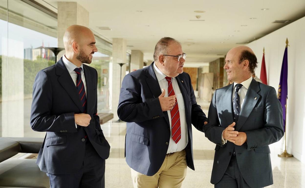 El consejero de Sanidad, Alejandro Vázquez, conversa con el gerente de Sacyl, Jesús García-Crucez. 