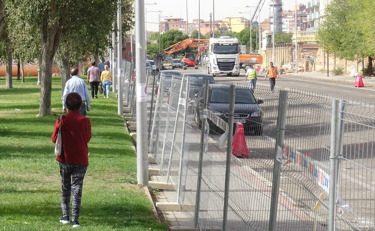 Los peatones transitan por el parque al borde de la valla que, más adelante, corta el paso de General Shelly hacia Arco de Ladrillo. 