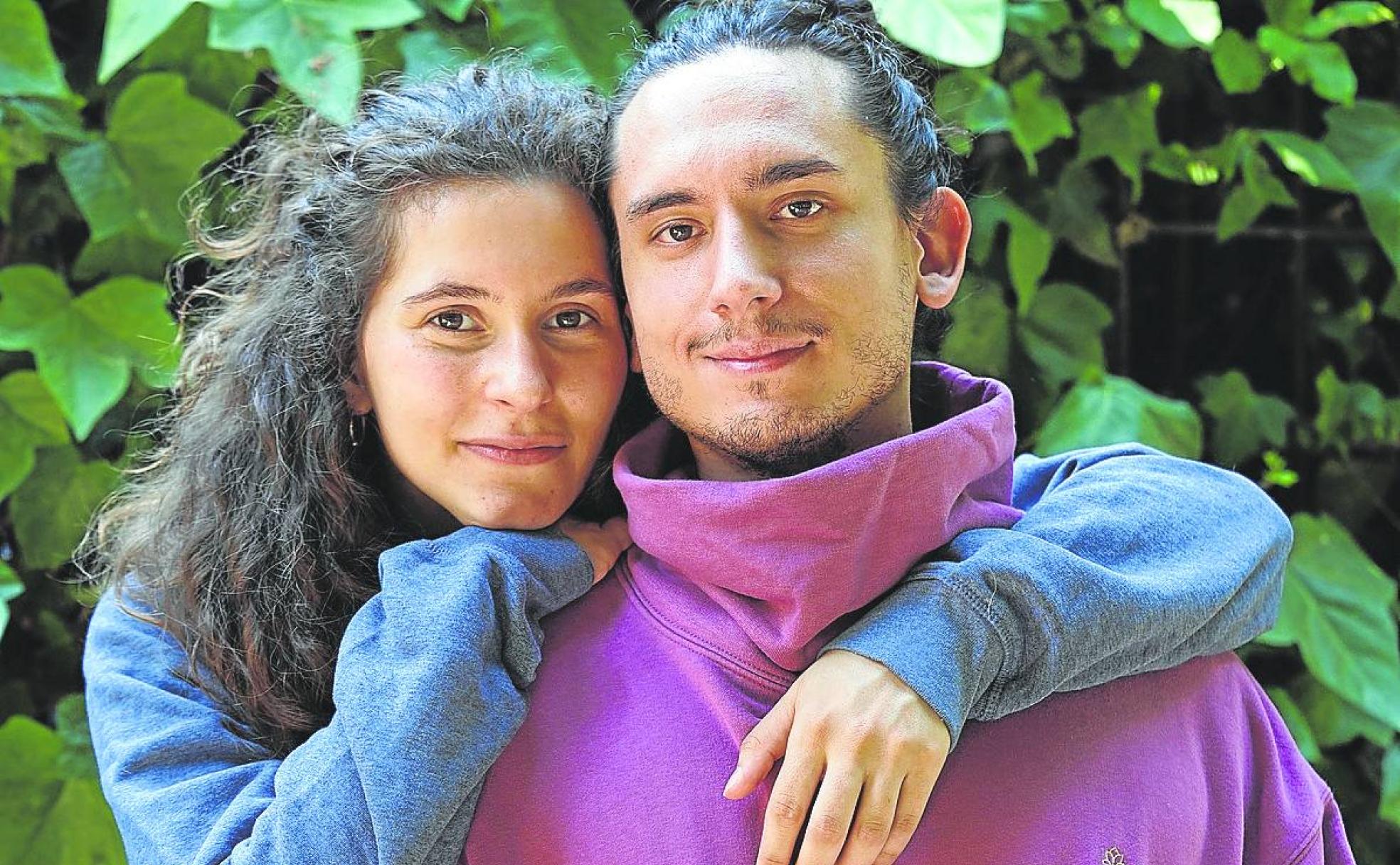 Mónica y Fernando, con las prendas que han ideado. 