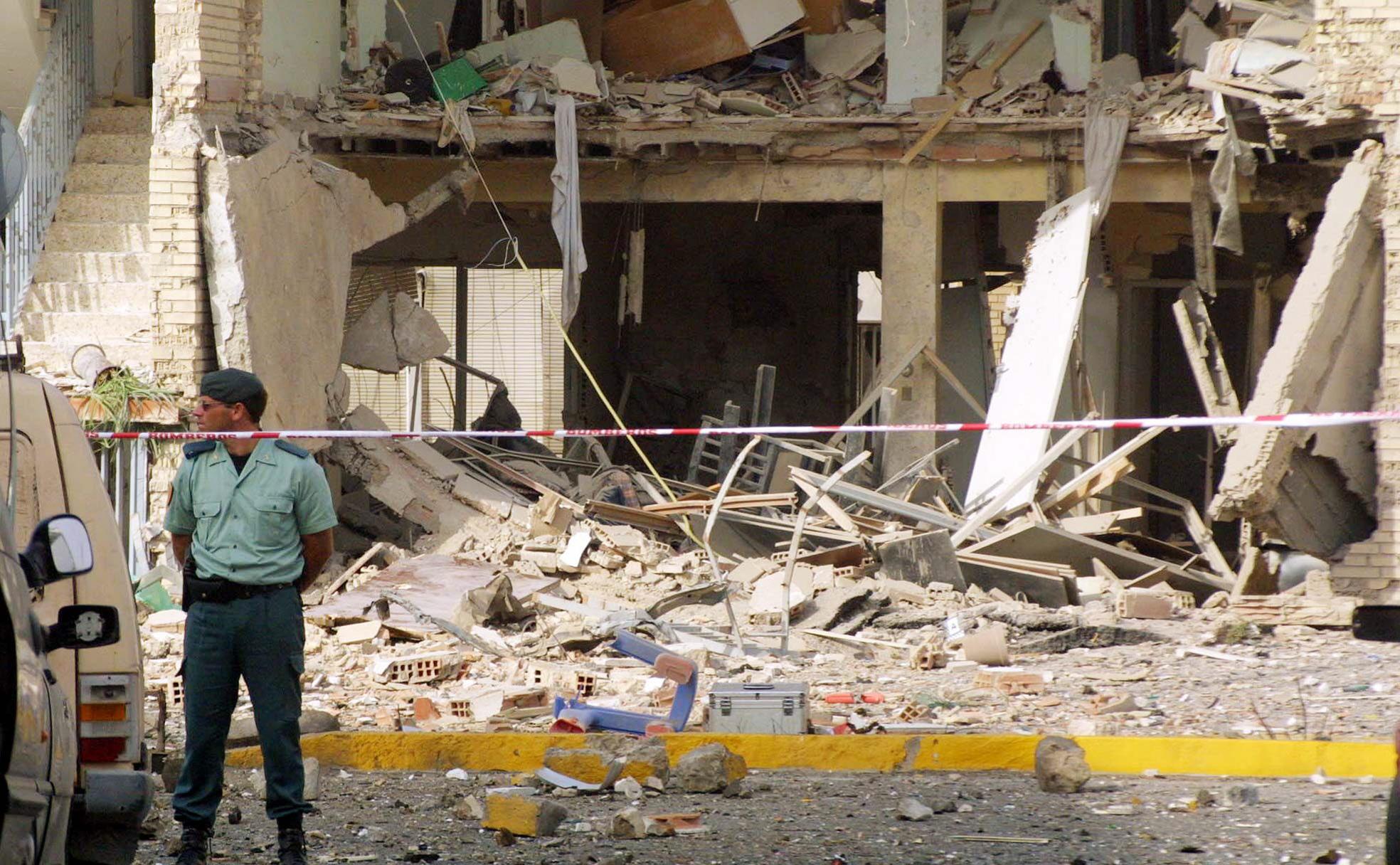 Estado en que quedó la casa cuartel de Santa Pola tras sufrir el atentado con coche bomba.