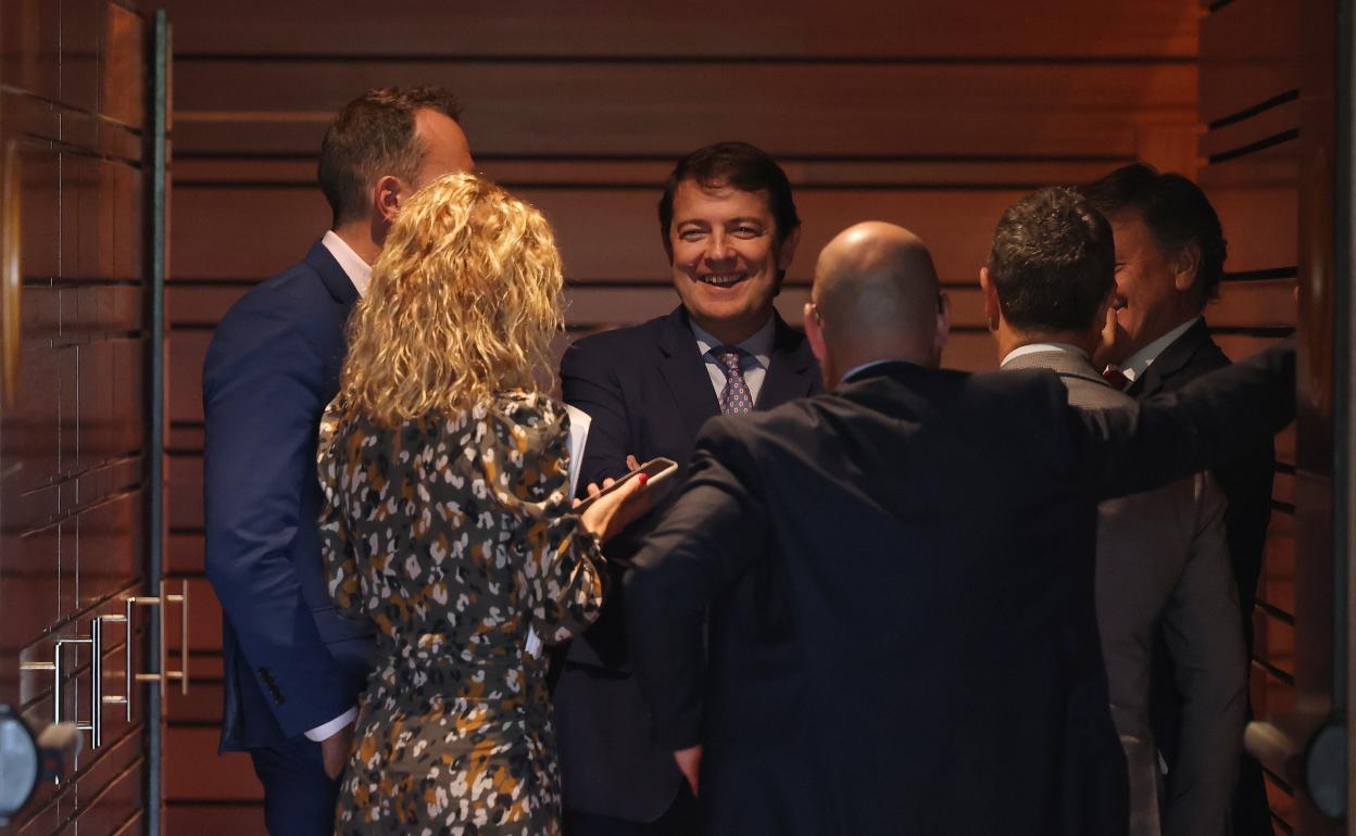 Alfonso Fernández Mañueco es felicitado por colaboradores de su equipo tras el debate sobre incendios..