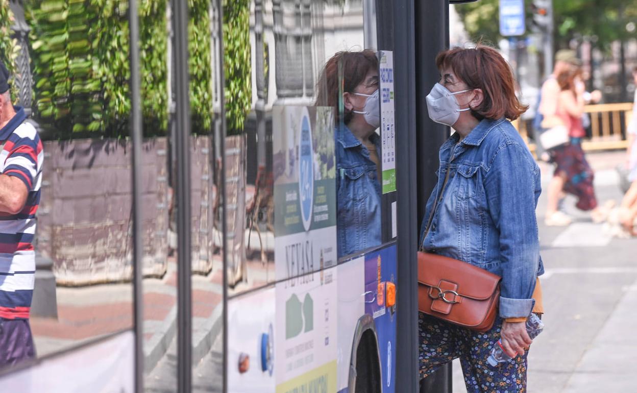 Viajeros con mascarilla en los autobuses. 