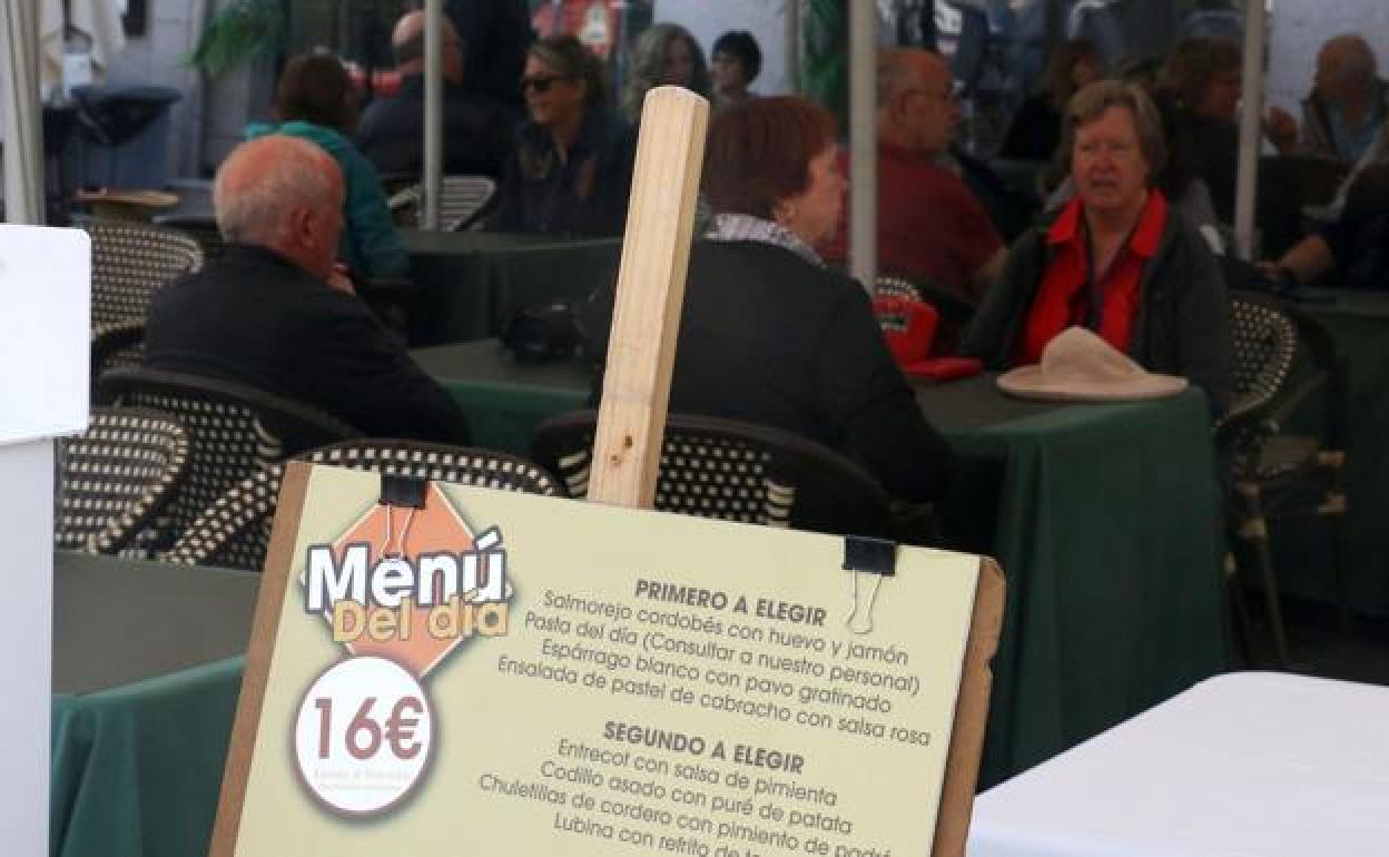 Varios comensales esperan a ser atendidos para pedir un menú del día que supera los quince euros en el centro de la ciudad. 