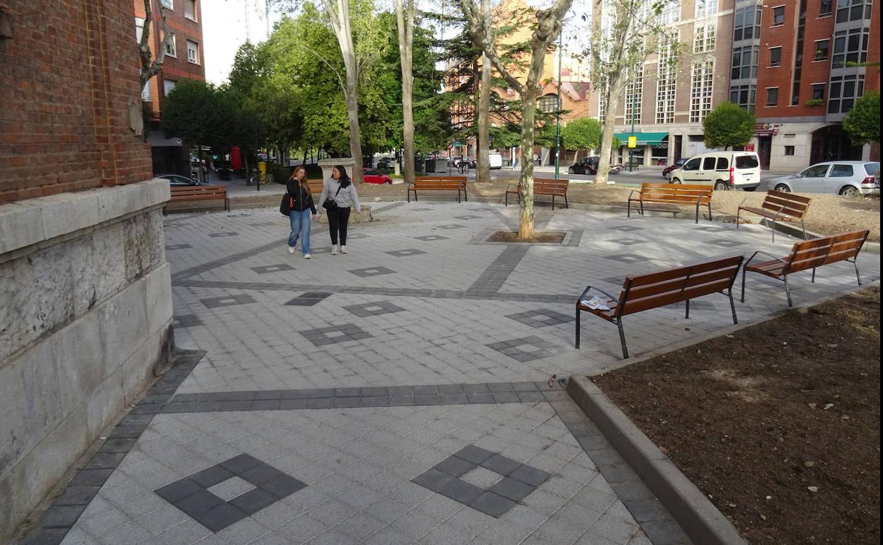 La renovada plaza de San Nicolás, en torno al colegio Isabel la Católica. 