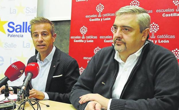 El secretario regional de Escuelas Católicas, Leandro Roldán (izq.), junto con Javier Abad, delegado provincial y director de La Salle, este lunes. 