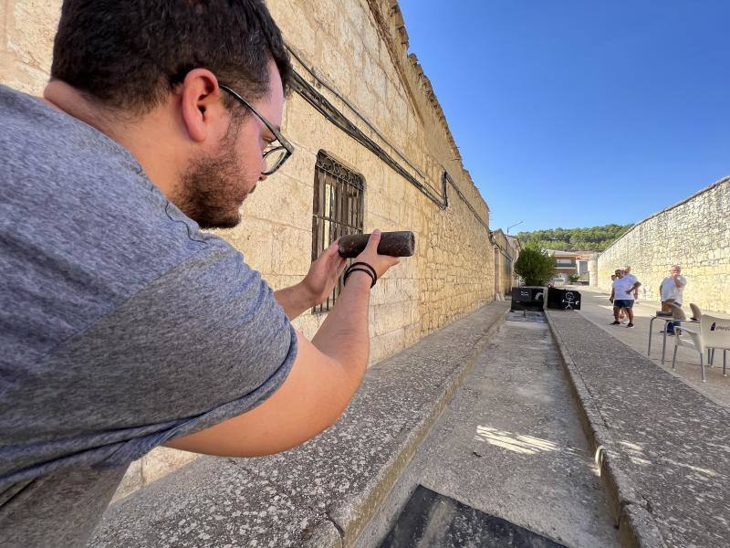 Uno de los jugadores más jóvenes apuntando a la chana con su marro 