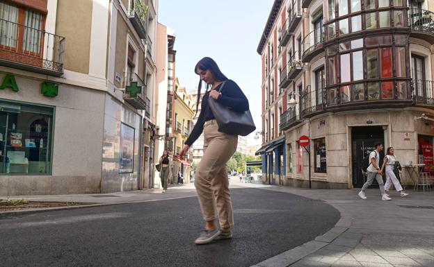 El Ayuntamiento prueba un pavimento más resistente en la calle Catedral para las vías peatonales