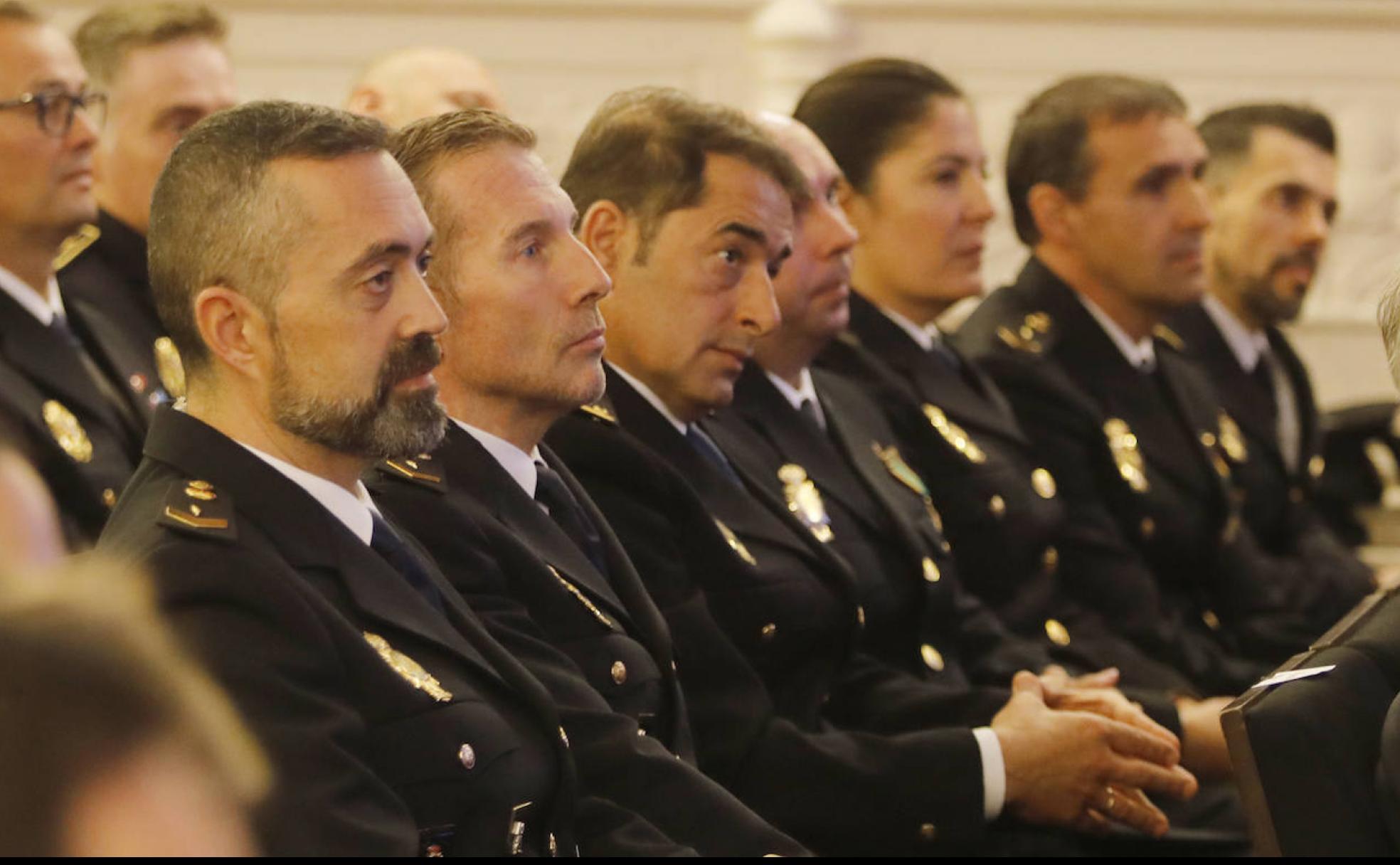 Fernando Aristín y Juan Manuel Sebastián, primero y segundo por la izquierda, respectivamente, junto a otros compañeros reconocidos este martes.