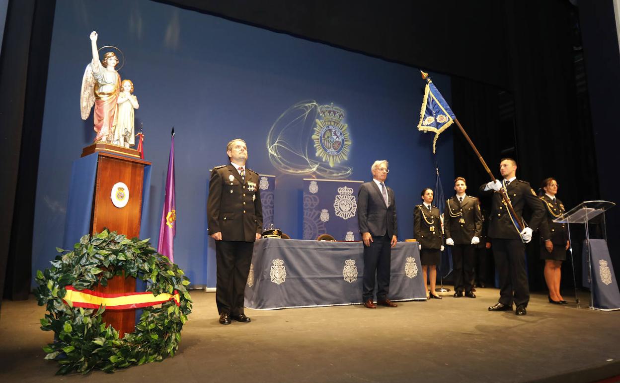 Ofrenda floral a los caídos en el acto de la festividad de la Policía Nacional en el Principal.