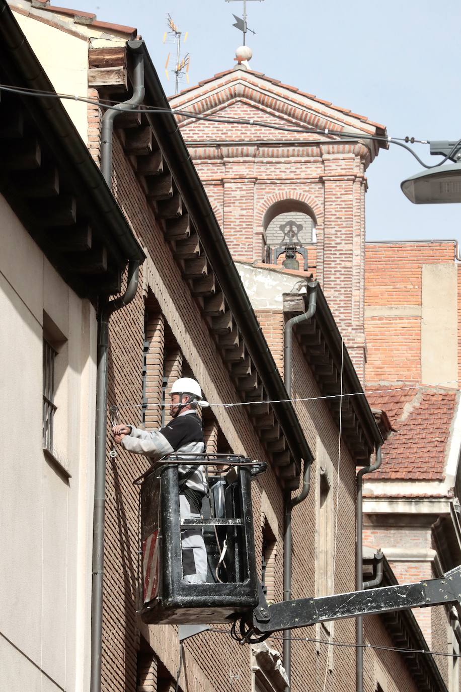 Fotos: Empieza el montaje de las luces de Navidad en Valladolid