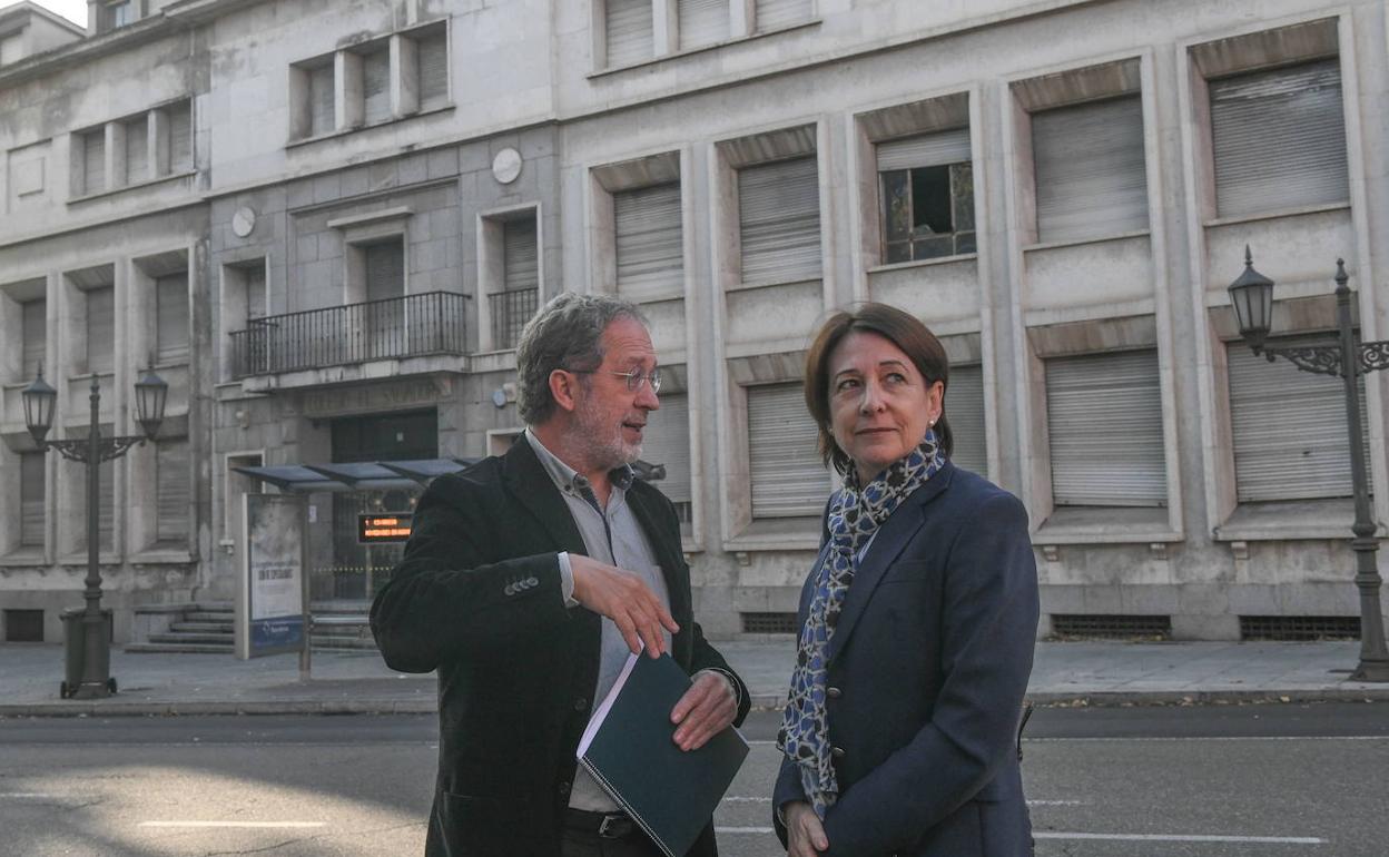 Manuel Saravia, junto a la secretaria de Estado Cristina Latorre, en 2018, cuando visitaron la sede de El Salvador, propuesta para albergar la Ciudad de la Justicia. 